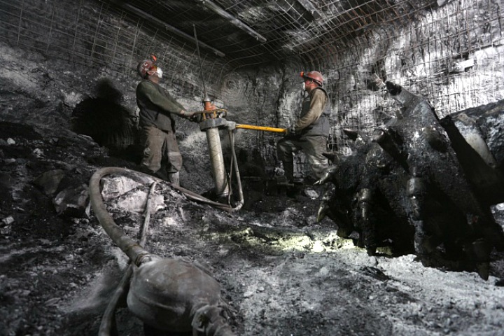 Горняков завалило при обрушении на шахте в Кузбассе
