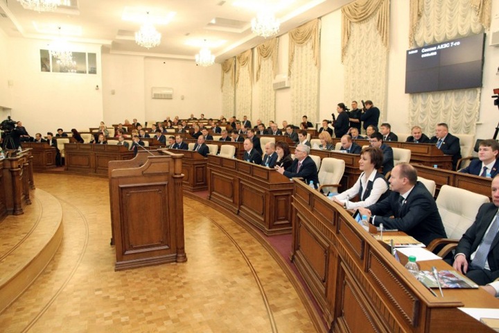 Алтайские депутаты запретили журналистам США ходить в парламент