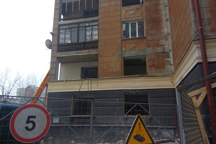 Дом с жильцами сносят  в центре Новосибирска