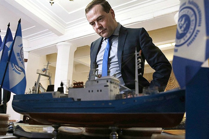 Медведев отдал Путину поддержку «Единой России»