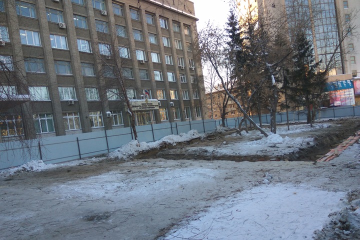 Застройщик вырубил сквер в центре Новосибирска