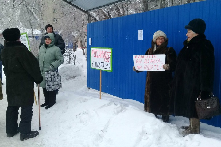 Жители вышли на пикет против вырубки сквера в центре Новосибирска