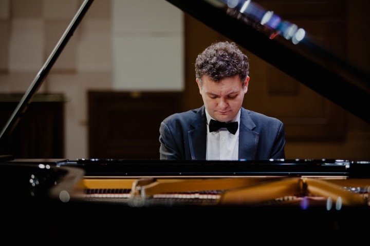 Пианист Юрий Фаворин впервые выступил с сольным концертом в Новосибирске