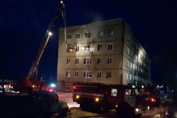 Пять человек погибли при пожаре в общежитии под Омском