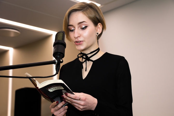 Чемпионкой Новосибирска по чтению вслух стала Анастасия Моханова