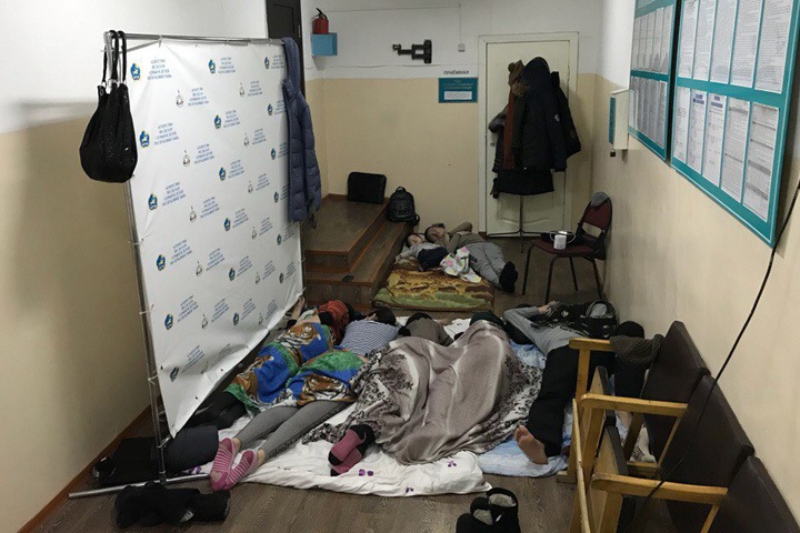 Лежачая забастовка: бездомные тувинские сироты ночуют в администрации