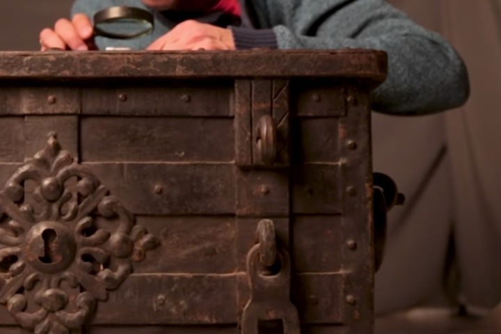 Таинственный сундук семнадцатого века вскрыли в новосибирском музее