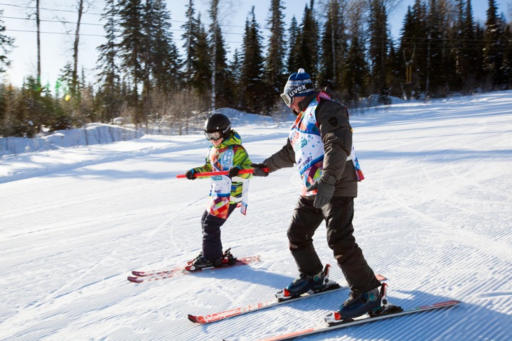 «Будто крылья выросли»: как сибирские дети с ДЦП и аутизмом встают на лыжи