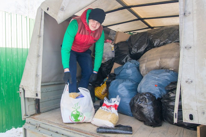 Сотрудники «СИБЭКО» передали более тонны вещей  для бездомных животных