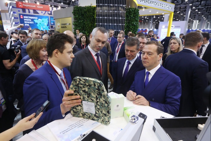 Травников представил Медведеву инвестиционные проекты региона на форуме в Сочи
