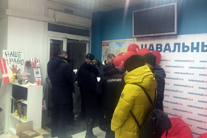 Полиция опять пришла в новосибирский штаб Навального