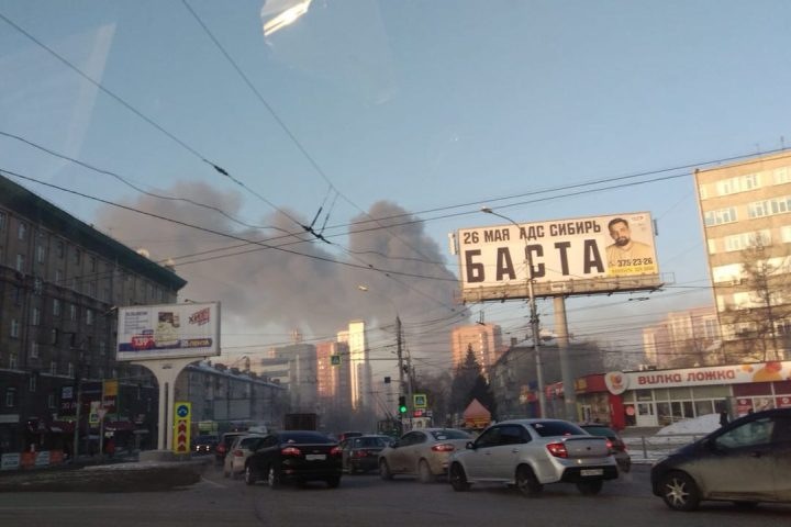 Крупный склад с автопокрышками горит в Новосибирске