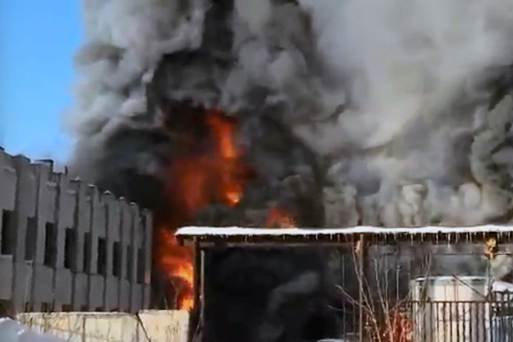 Завод загорелся в новосибирском микрорайоне ОбьГЭС