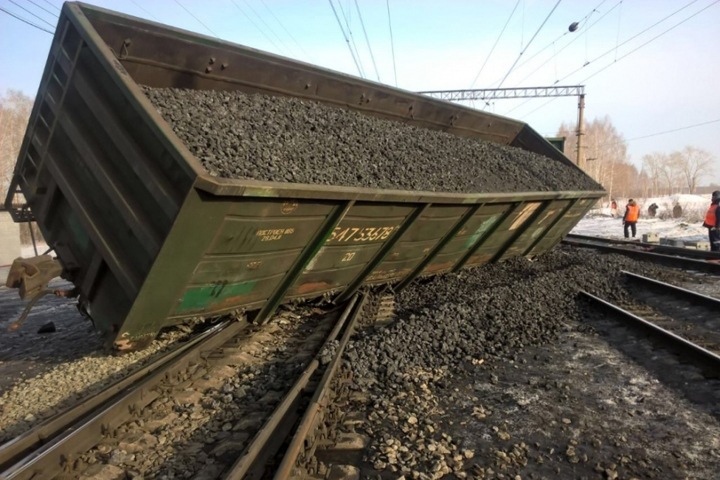Пассажирские поезда задерживаются в Сибири из-за схода с рельсов вагонов товарняка