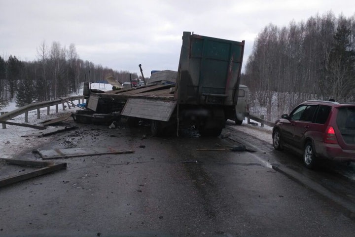 Два человека погибли при столкновении автобуса с грузовиком в Томской области