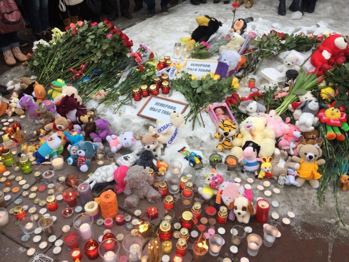 Новосибирск почтил память погибших на пожаре в Кемерове