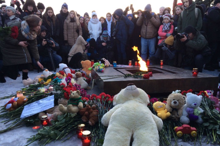 «Дети, простите нас, взрослых»: тысячи петербуржцев проявили солидарность с Кузбассом