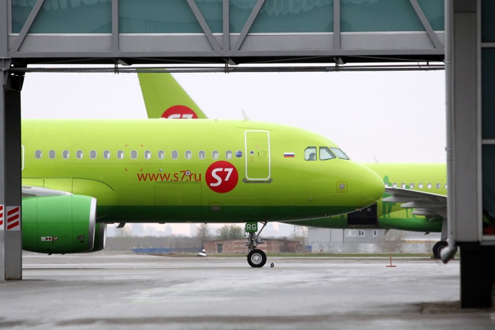 Самолет в Новосибирск задымился в московском аэропорту