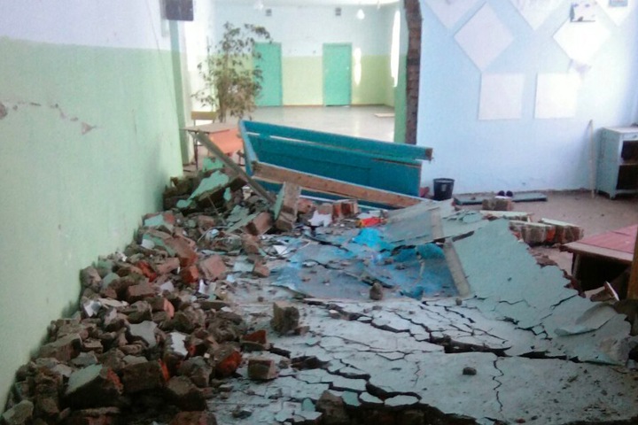 Стена рухнула в сельской школе в Новосибирской области
