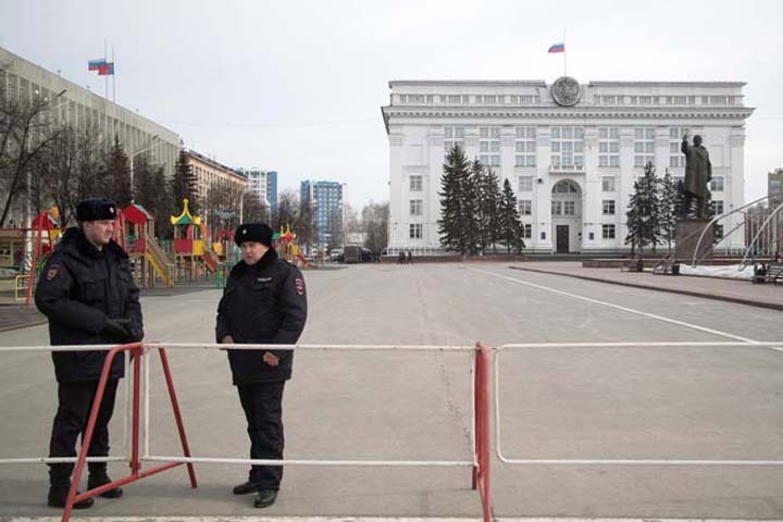 Площадь в Кемерове, на которой проходил митинг, огорожена и закрыта для прохода