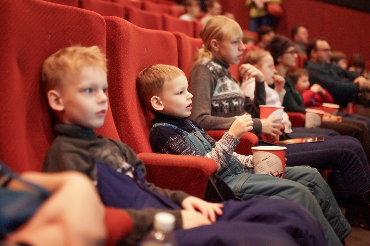 Новосибирский кинотеатр «Победа» озарится синим светом в поддержку людей с аутизмом