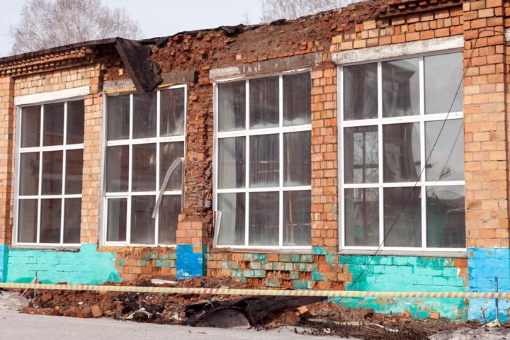 Крыша второй за месяц школы обрушилась в Красноярском крае
