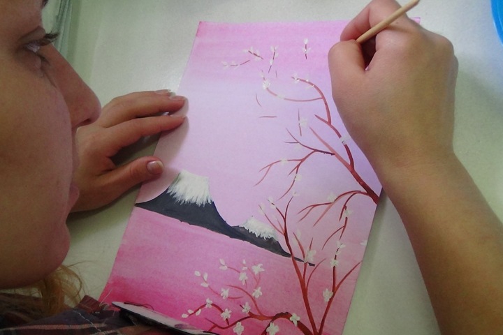 Заключенных в Улан-Удэ научили рисовать сакуру