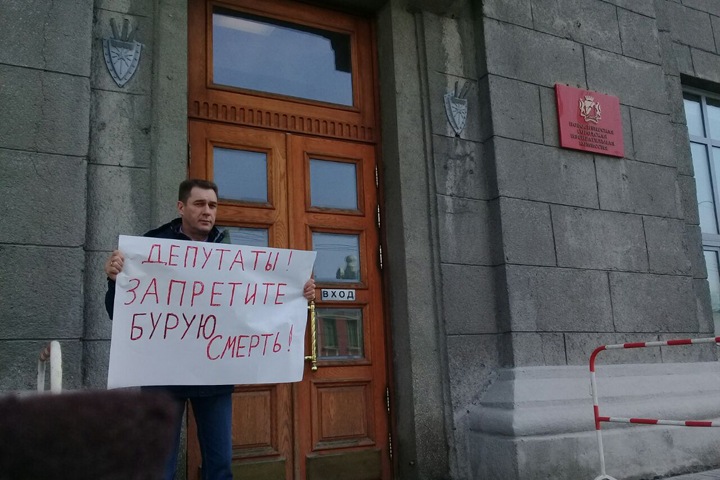 Одиночный пикет против перевода ТЭЦ на бурый уголь прошел у мэрии Новосибирска
