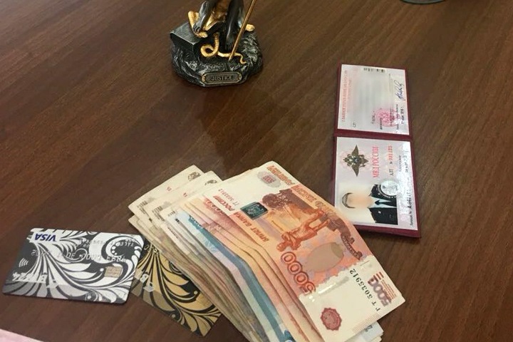 Начальник ОБЭП Бийска попался на незаконной банковской деятельности в составе ОПГ