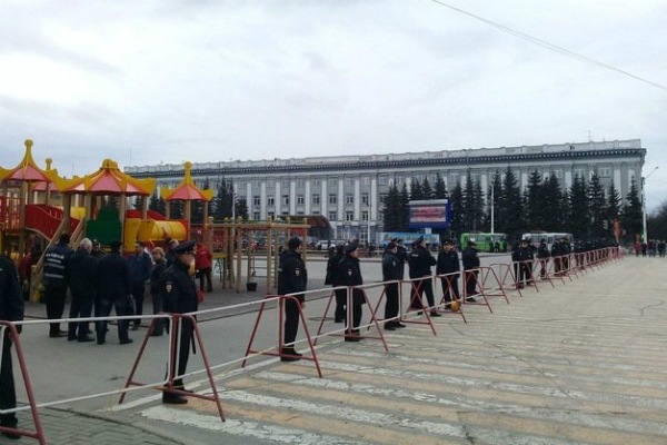 Полиция и ОМОН оцепили площадь Советов в Кемерове, где должен был пройти митинг против Тулеева