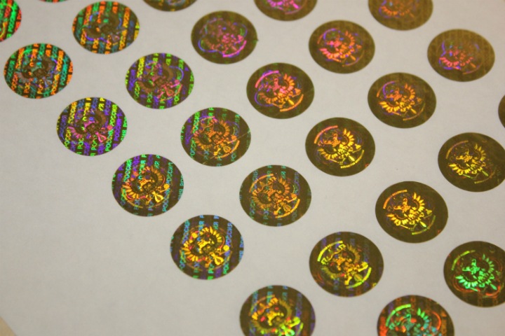 Российские ученые научили струйный принтер печатать цветные голограммы на деньгах