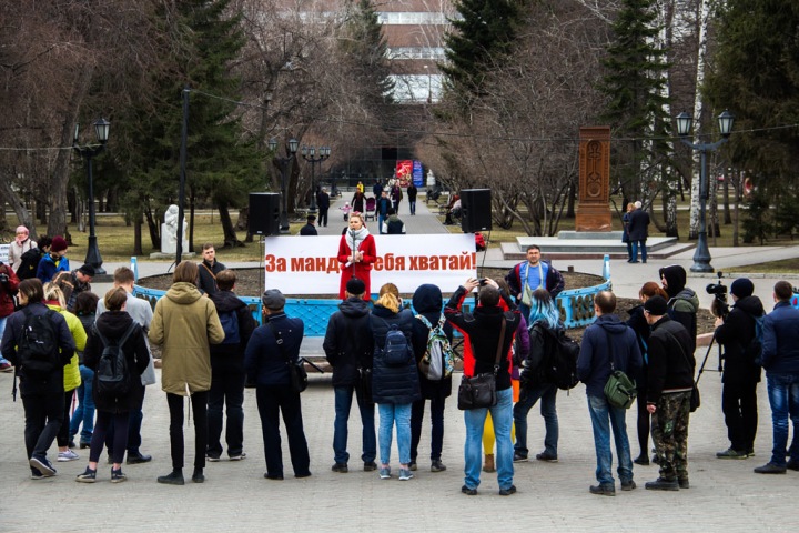 Новосибирцы на митинге потребовали отставки Слуцкого из Госдумы