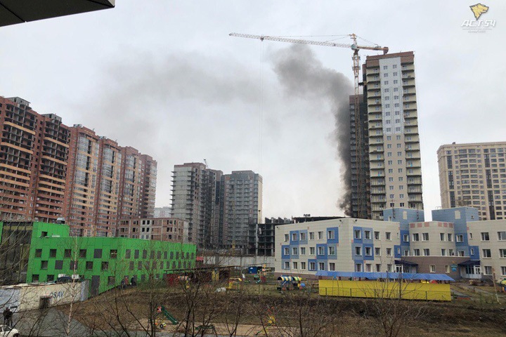 Новостройка горит в Новосибирске