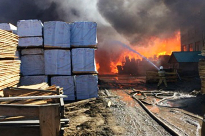 Деревообрабатывающий завод загорелся в Красноярском крае
