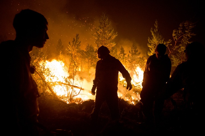 Природные пожары подобрались к жилью в Сибири