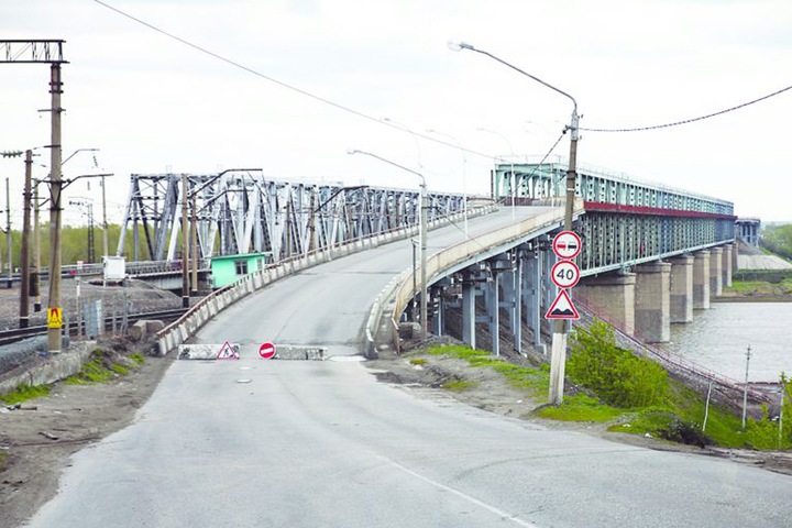 Неизвестные отремонтировали мост в Барнауле