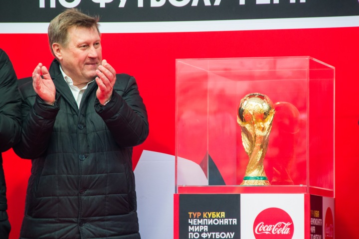 Кубок мира по футболу привезли в Новосибирск