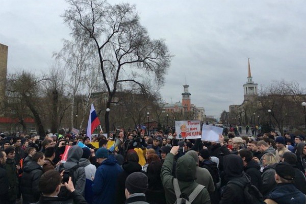 Полиция задерживает участников митингов «Он нам не царь» в Сибири