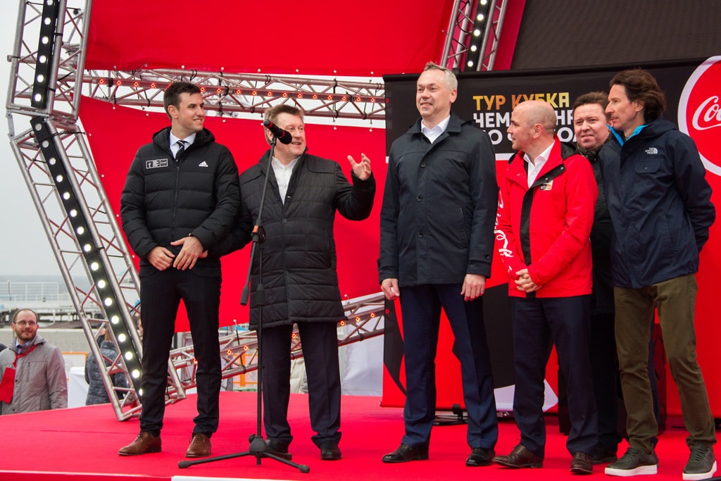 Лукас Рахов, Анатолий Локоть, Андрей Травников, Микаэль Вине и Алексей Смертин (в первом ряду слева направо)