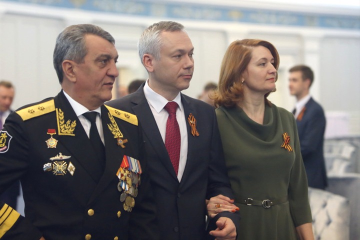 Травников поздравил ветеранов войны с наступающим праздником Победы