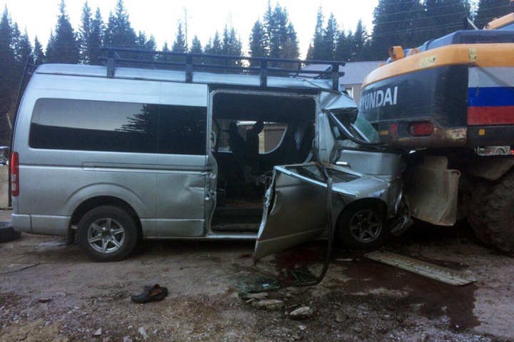 Четыре человека погибли при столкновении автобуса с экскаватором в Красноярском крае