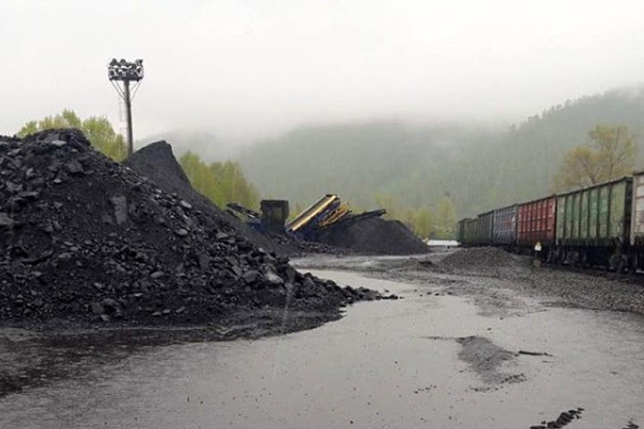 Мэр Новокузнецка показал незаконный угольный склад на территории города