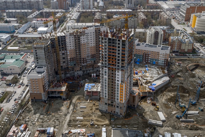 Крупнейшему жилмассиву центра Новосибирска уменьшили парковку