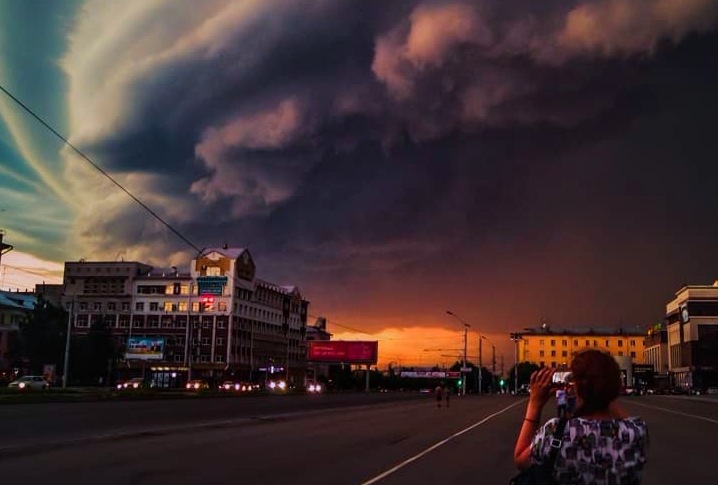 Сотни людей восстанавливают Барнаул после разрушительного урагана