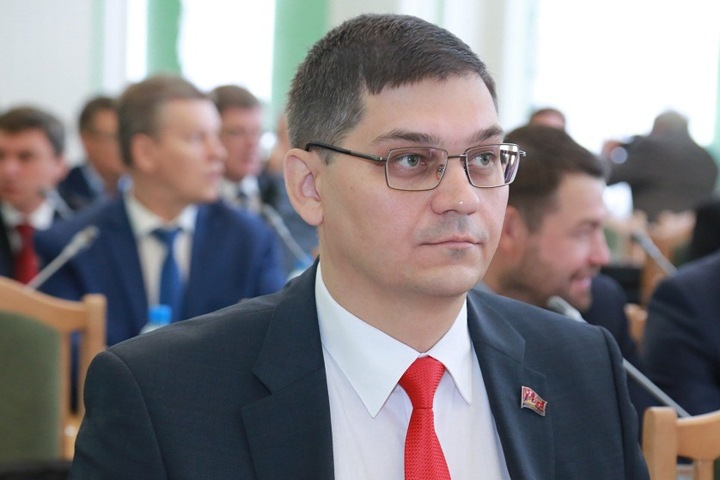 Лидера КПРФ в горсовете Омска уволили после голосования «против» поддержки Буркова