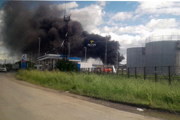 Завод теплоизоляции горит в Коченево
