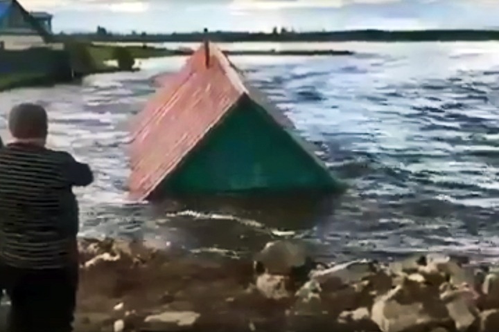 Паводок унес баню в Чите и разрушил мост