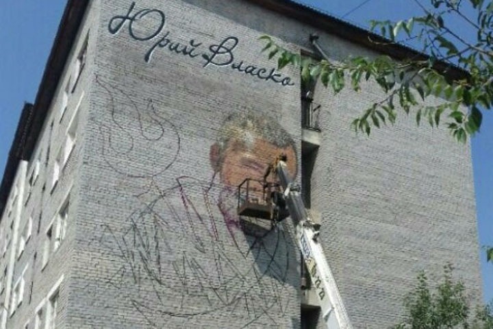 Портрет убитого чемпиона Европы по борьбе рисуют на фасаде дома в Бурятии
