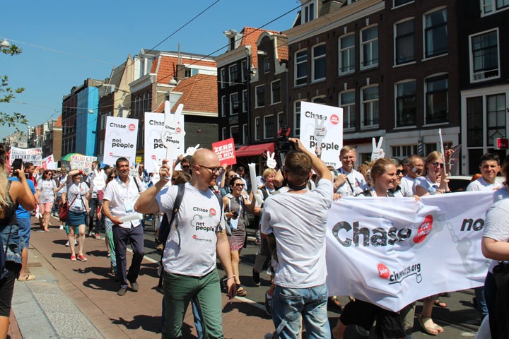 «Преследуй вирус, не людей»: ВИЧ-активисты из России потребовали доступа к лечению на конференции  в Амстердаме