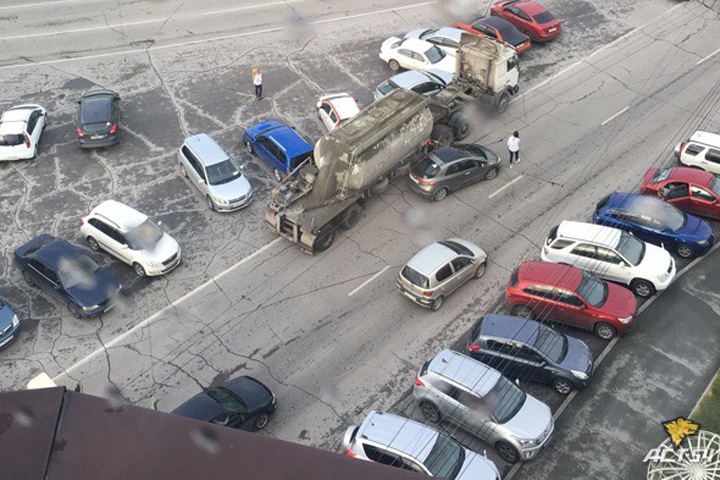 Грузовик протаранил несколько припаркованных автомобилей в Новосибирске